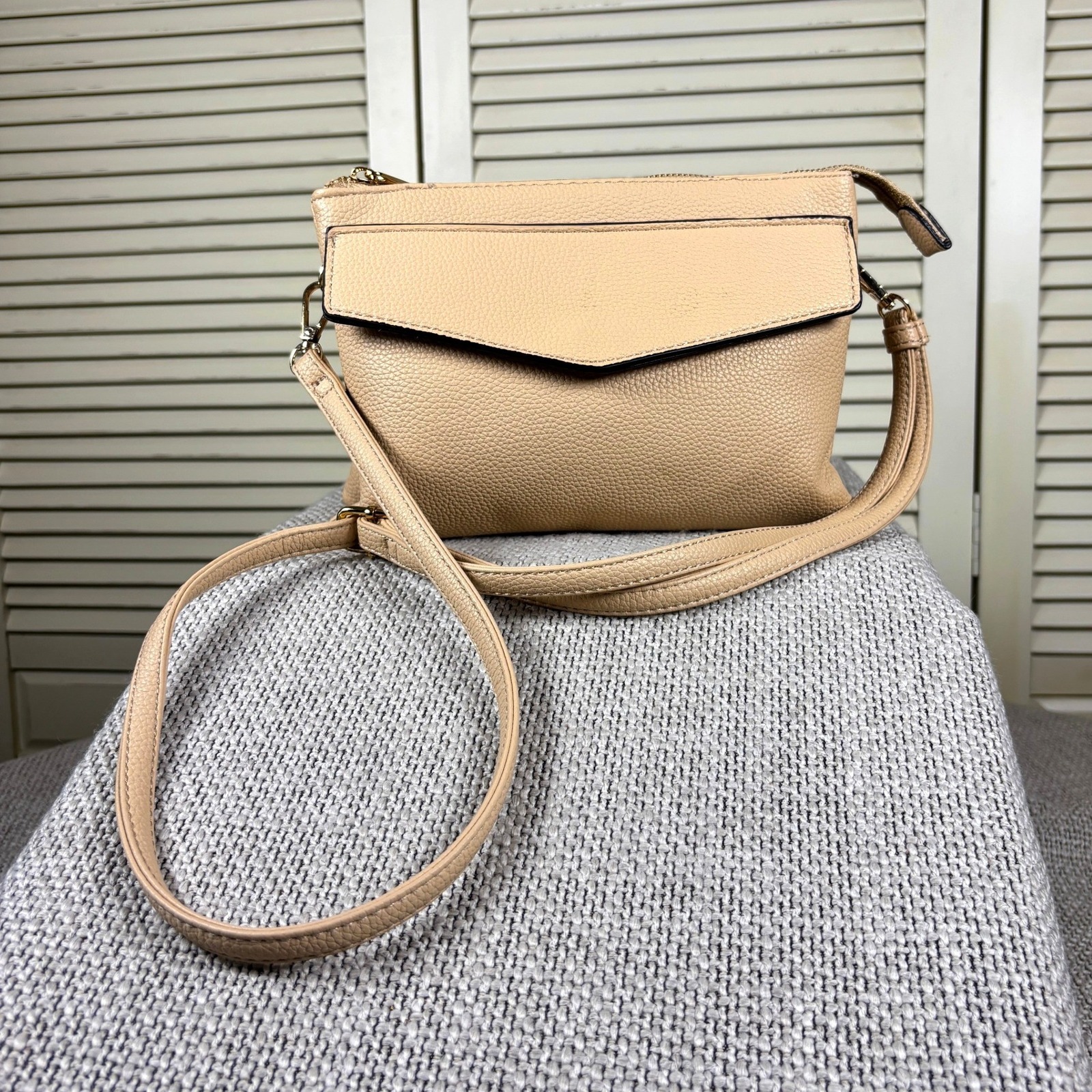 Isabelle Los Angeles Beige 3 Divider Purse Shoulder Bag Modernist Chic Envelope